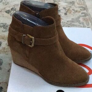 Women’s suede wedged bootie